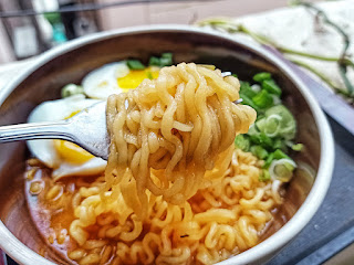 Nongshim Shin Ramyun Noodle Soup Review, nonghim, Nongshim gourmet spicy, spicy noodles, noodle review, noodle blog, food blog, pakistani blogger, pakistani food blog, top food blogs of pakistan, pakistani food blogger, noodle rater, food reviews, food blogs