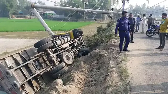 ঘাটাইলে সিমেন্ট ভর্তি ট্রাক খাদে, আহত ২