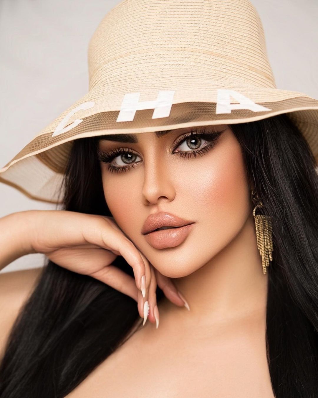 Iraqi Beautiful Model DP for Facebook DP Iraqi Beautiful Model DP for Facebook DP