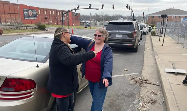 Guiada por Deus, Mulher doa seu carro a sobrevivente de tornado nos EUA