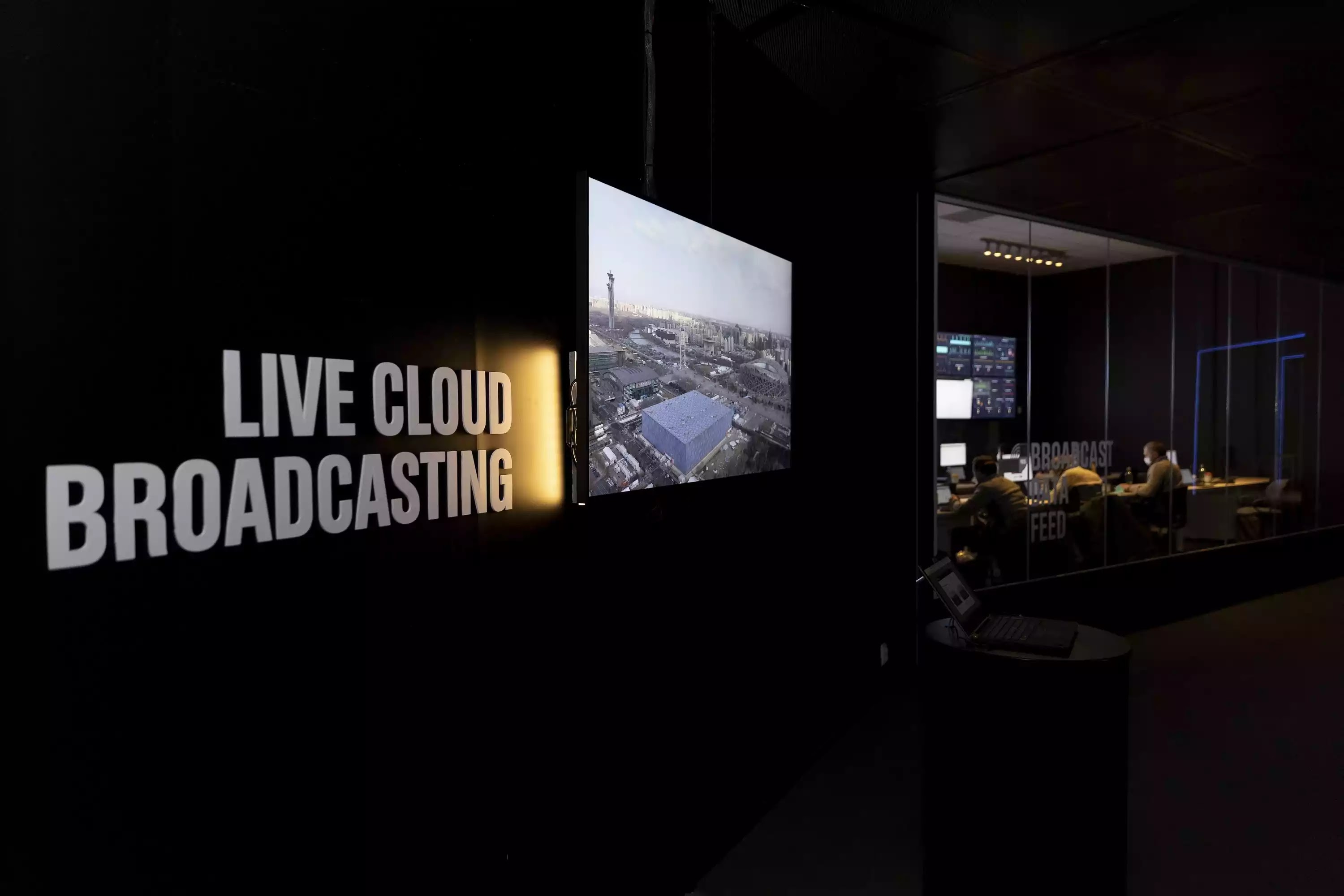 Live Cloud broadcasting signals