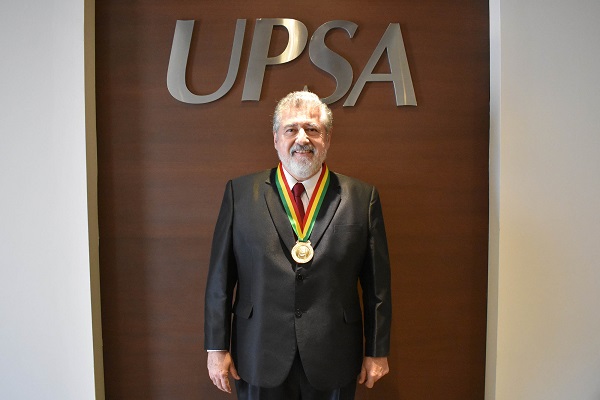 Decano de la UPSA recibió Medalla de Oro del  Colegio