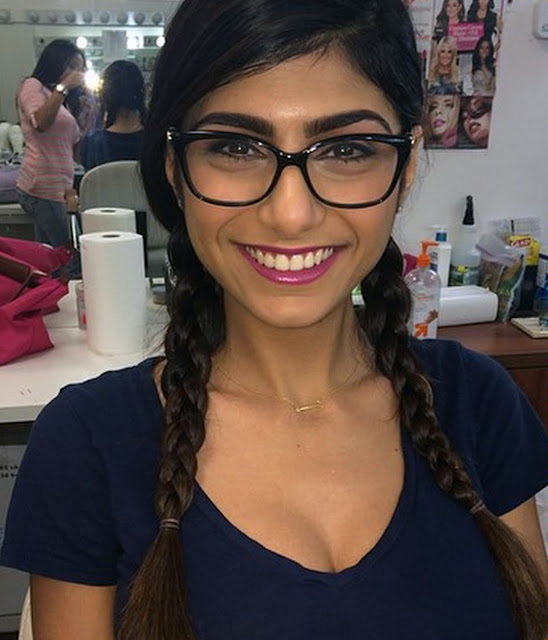 What gift is Mia Khalifa