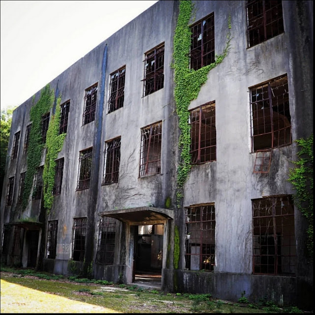 Заброшенные здания на территории бывшего секретного военного завода