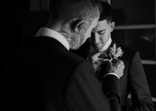 groom getting boutonniere put on