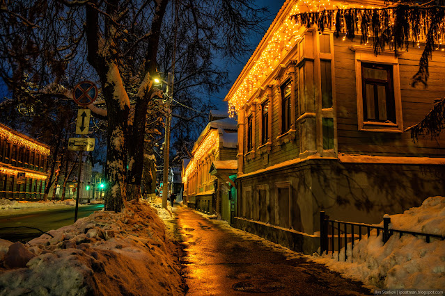 Пешеходная дорожка вдоль домов с новогодней подсветкой