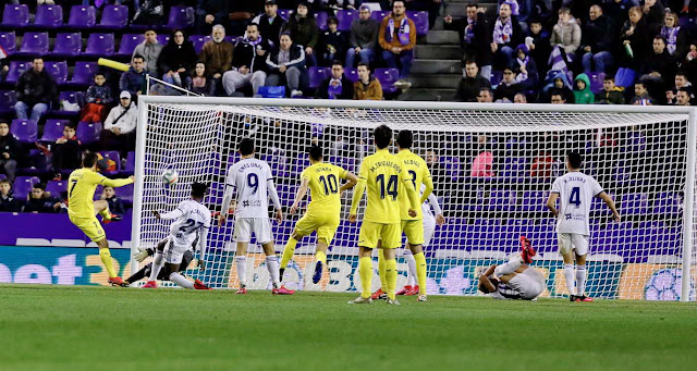 Gerard Moreno remata y bate a Masip. Salisu, Enes Ünal, Iborra, Manu Trigueros, Raúl Albiol, Raúl Carnero, Javi Moyano (en el suelo) y Kiko Olivas aparecen también en la foto. REAL VALLADOLID C. F. 1 VILLARREAL C. F. 1. Sábado 08/02/2020, 18:30 horas. Campeonato de Liga de 1ª División, jornada 23. Valladolid, estadio José Zorrilla