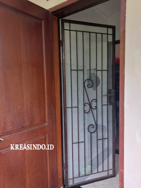 Ganti Kawat Nyamuk di Pintu Kawat Besi di Rumah Ibu Tika Cinere