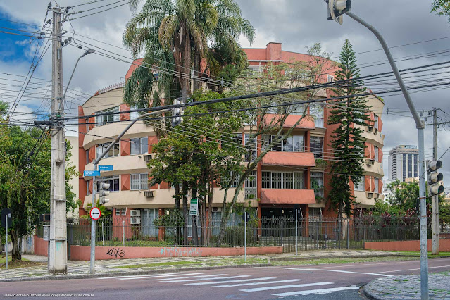 Pequeno edifício semicilíndrico na confluência da Rua Doutor Faivre com a Avenida Agostinho Leão Júnior.