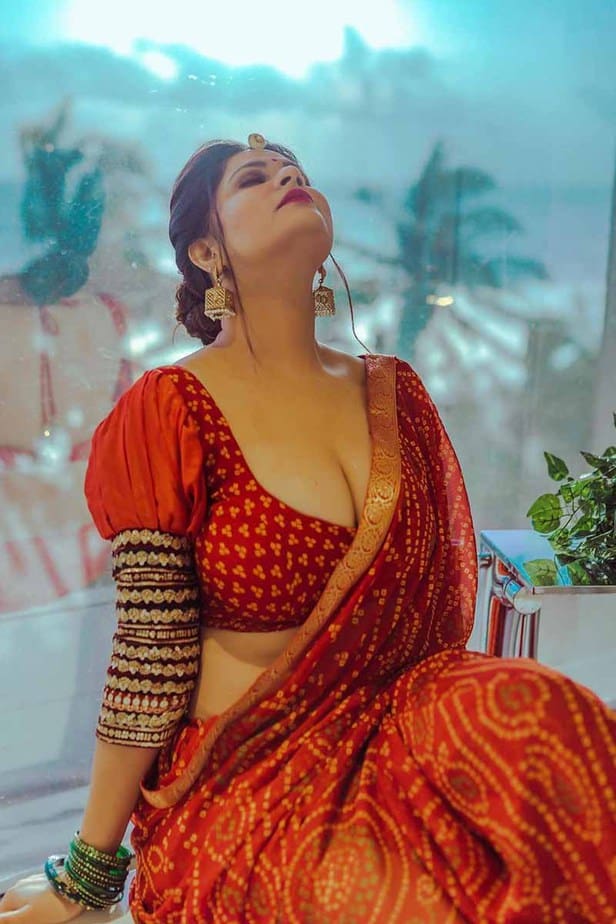 Actress Aabha Paul Latest Hot Cleavage Photos in Saree