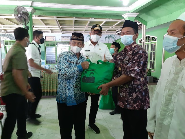 Bupati Sidoarjo Salurkan Ratusan Paket Bansos Dan Tinjau Warga Isoman Di Desa Kenongo Tulangan