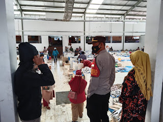 Personel Polsek Alla Polres Enrekang Sampaikan Himbauan Kamtibmas dan Prokes di Pasar Sudu