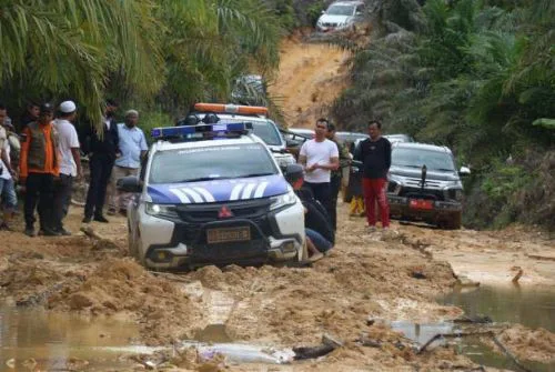 Laksamana Soroti Kerusakan Jalan Daerah, Siapa Harus Bertanggungjawab, Presiden atau Kepala Daerah?