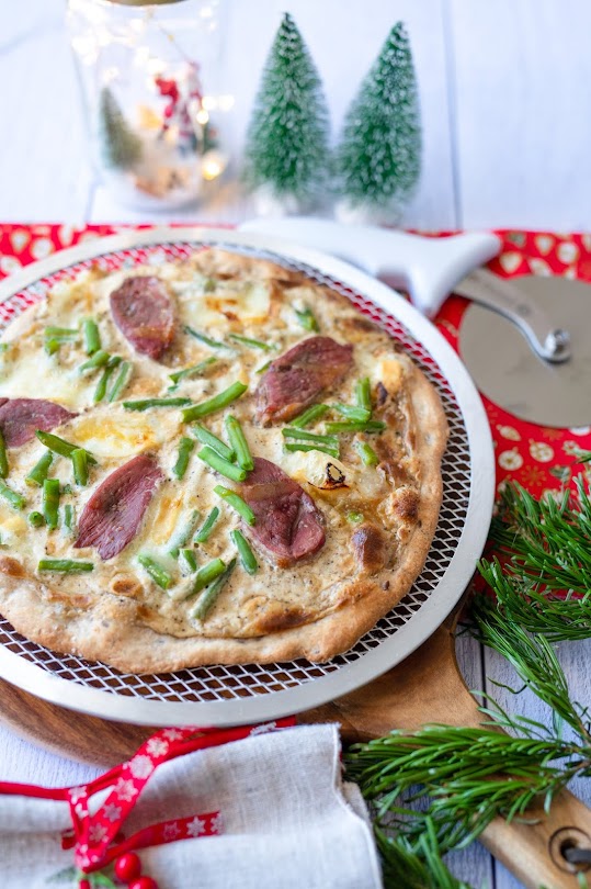 Pizza poivre au magret, sauce miel et moutarde