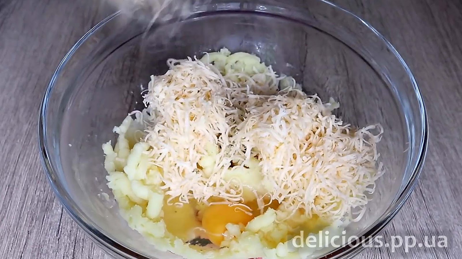 Фото приготовления рецепта: «картофельных оладий» - шаг №2