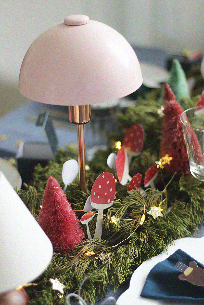 mesa posta para natal tendencias de cores arranjos centros de mesa decoração criativa cogumelos e ramos naturais