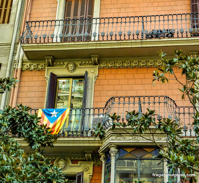 Senyera Estelada, bandeira do Independentismo Catalão, em uma residência do Eixample, em Barcelona