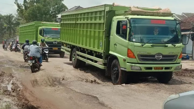 Pemerintah Harus Tahu Ini! Jalan yang Baru Seumur Jagung  Tepatnya di Jalan Budi Utomo Metro Selatan Rusak Parah 