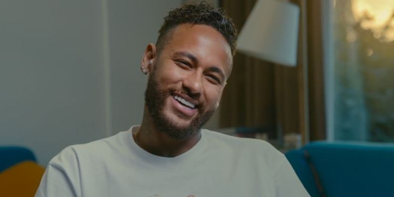 Na imagem podemos ver o jogador de futebol Neymar Jr sorrindo