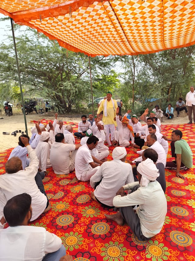 सालारपुर अंडर पास स्थित ओमि़नज कंपनी बिल्डर साइड पर धरने पर बैठे ग्रामीण व किसान एकता संघ के कार्यकर्ता ।