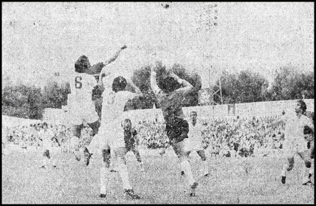 Aguinaga se hace con un balón ante Vicente, protegido por su defensa. REAL JAÉN C. F. 4 REAL VALLADOLID DEPORTIVO 2. Domingo 05/09/1976, 17:45 horas. Campeonato de Liga de 2ª División, jornada 1. Jaén, estadio de la Victoria.