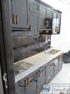 Kitchen Set Warna Hitam Glossy Meja Granit Asli Corak Carara White