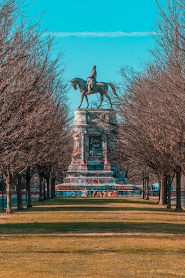 color photograph of the Robert E. Lee ststue in Richmond, Virginia with base covered in graffiti