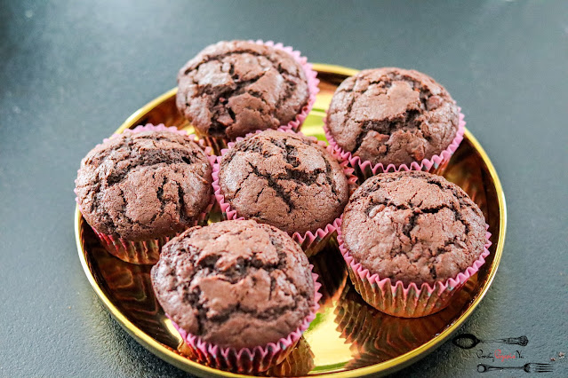 ciasta i desery, muffiny czekoladowe, babeczki z kawałkami czekolady, czekoladowe muffinki z kawałkami czekolady,