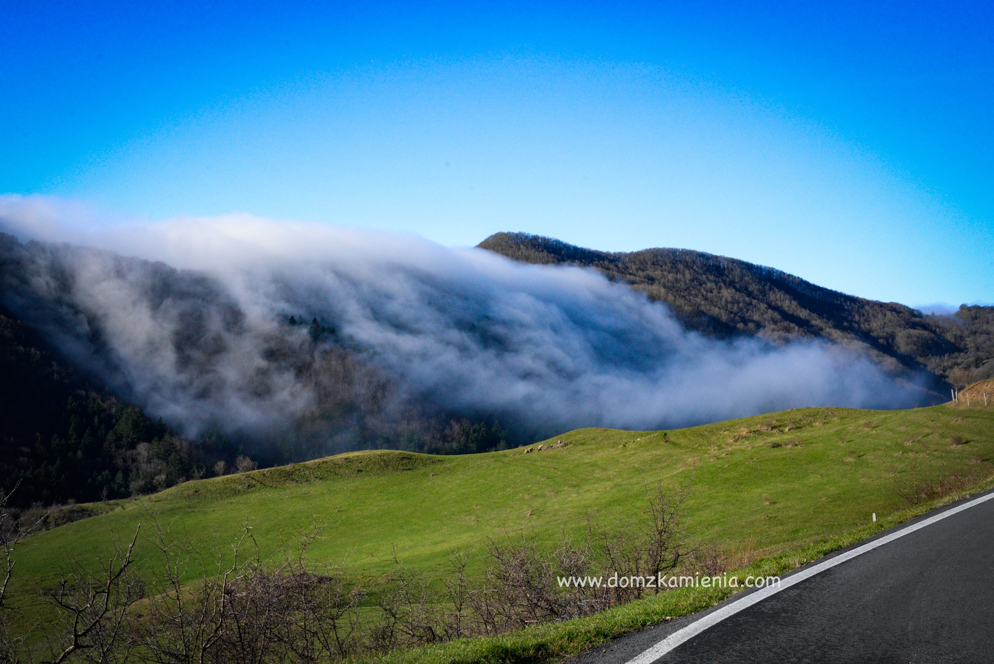 Passo della colla, Łąki Casaglia, Dom z Kamienia