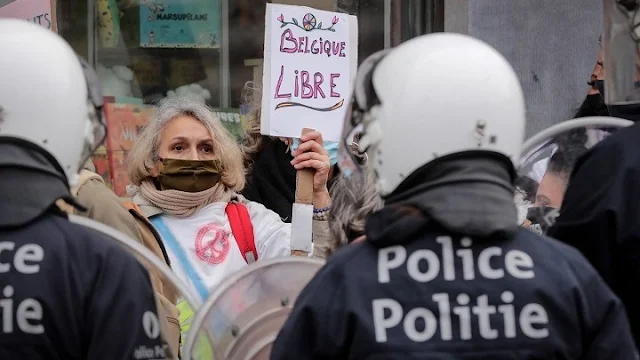 Πεδίο μάχης οι Βρυξέλλες: Μαζικές διαδηλώσεις κατά των μέτρων για την πανδημία (βίντεο)