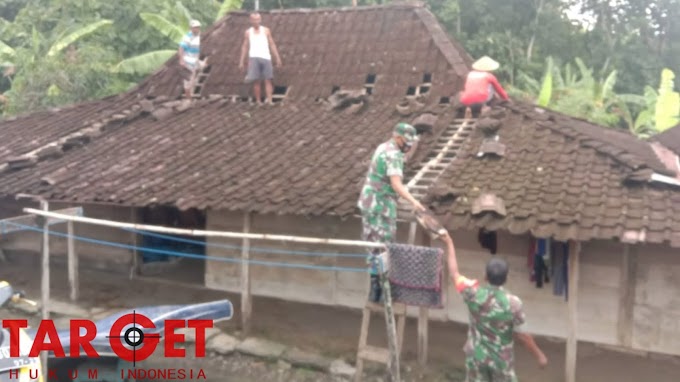  Kodim Boyolali : Angin Kencang Melanda Babinsa Turun Tangan Perbaiki Atap Genteng 