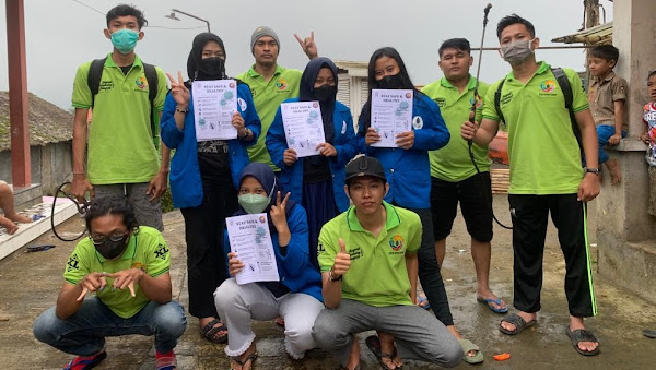 KKN 24 UMBY Lakukan Penyemprotan Disinfektan dan Tempel Poster