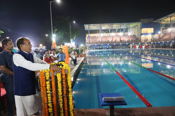 मुख्यमंत्री श्री चौहान ने इंदौर में अंतर्राष्ट्रीय स्तर के स्वीमिंग पूल का किया लोकार्पण