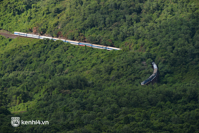 Thêm 1 clip vạch trần cảnh "rắn hổ mây" khổng lồ bò trườn qua núi ở Việt Nam, nhìn phong cảnh ngoạn mục đến khó tin