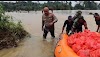 Terjang Arus Banjir, Kapolres Serang Berikan Bantuan Sembako Kepada Warga Korban Banjir  