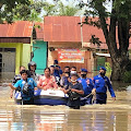 Polda Sumut Bantu Evakuasi Warga Korban Banjir di Sergai