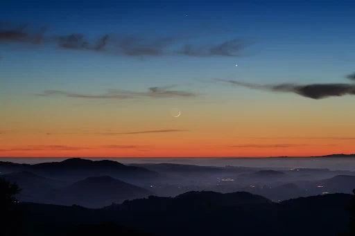 Captivating 4K Desktop Wallpaper: Mercury, Venus, and Crescent Moon in Evening Sky