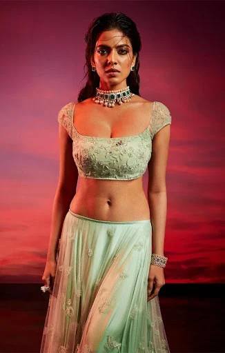 Malavika Mohanan cleavage navel photoshoot