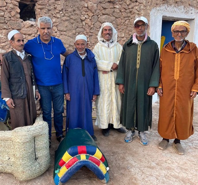  ابتلاهم الله بالحصار .. حتى صاروا يأكلون الخبز أسود يابس .رأيت...الخبز في الحاويات بكثرة .. ورأيت رأيت رجلا يمسح حذائه بقطع من الخبز 