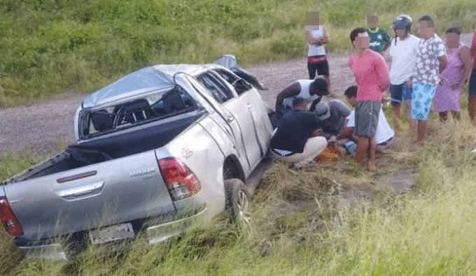 Empresário fica ferido em capotamento na Estrada do Feijão