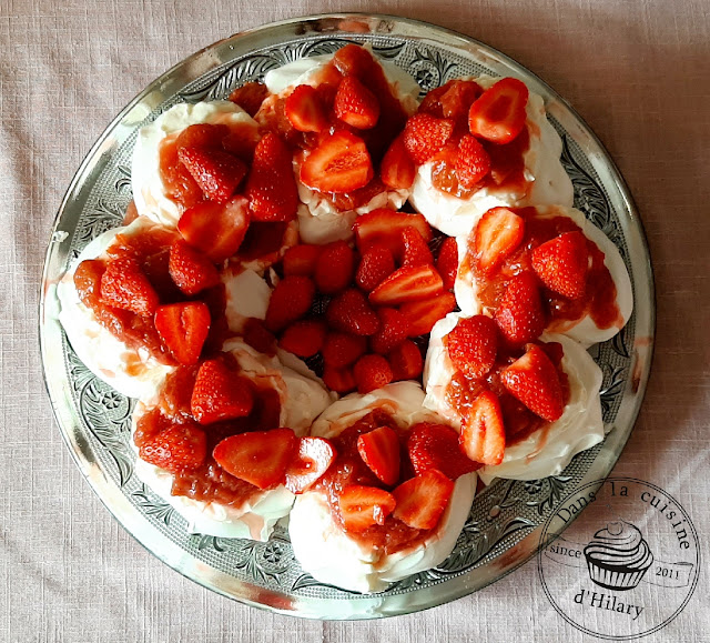 Pavlova couronne à la fraise et à la rhubarbe - Dans la cuisine d'Hilary