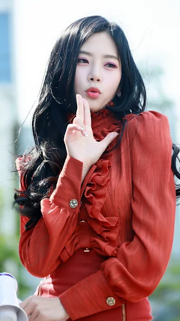 During Dreamcatcher's Nightmare Series, each member represented a specific nightmare or fear. JiU's representative fear was the fear of being chased.