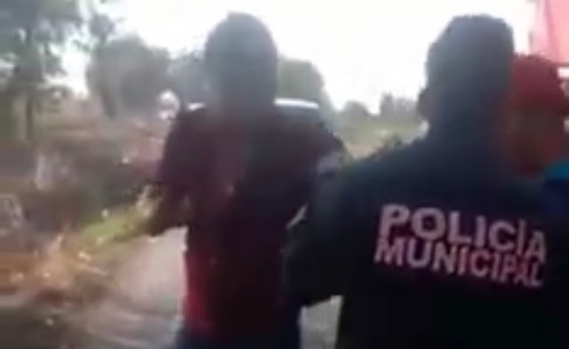 Video: Policías de Tepeaca cortan cartucho y someten a ciudadanos de los Reyes de Juárez en reten
