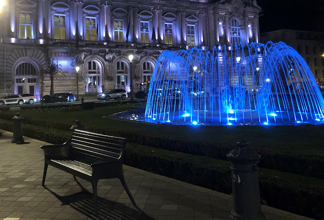Night-time shot of bench by the fountain in Place Jean Jaurès in Tours