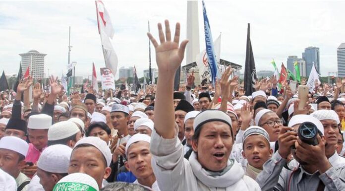 Terlibat Adu Cekcok dengan Polisi, Massa 212: Kami Bukan Teroris! Mana Bomnya..?!!