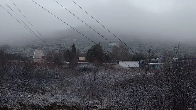 Χιονίζει σε χωριά του κάμπου της Αργολίδας