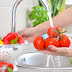 Προσοχή: Δες ποιες τροφές δεν πρέπει να πλένεις ποτέ - Είναι τελείως άχρηστο ή και επικίνδυνο