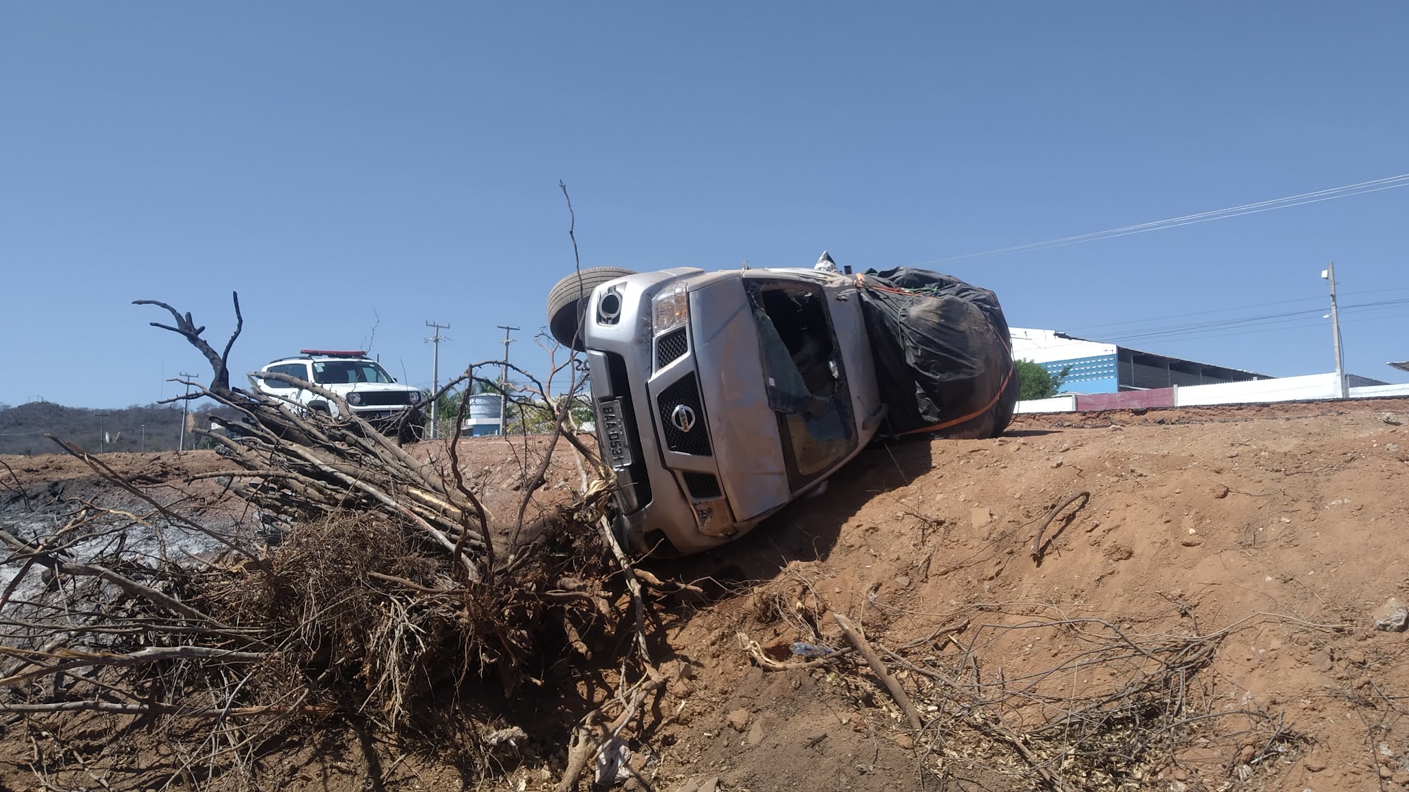 Motorista perde controle e tomba caminhonete na PE-265, em Sertânia