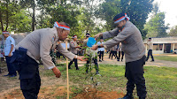 Sukseskan Program Lestarikan Negeri, Polres Lamtim Tanam Ribuan Pohon