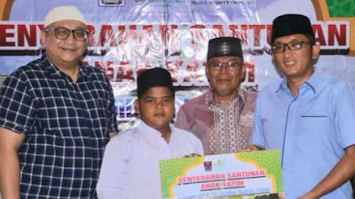 Hendri Septa Serahkan Santunan Pendidikan bagi Anak Yatim Binaan Masjid Agung Nurul Iman